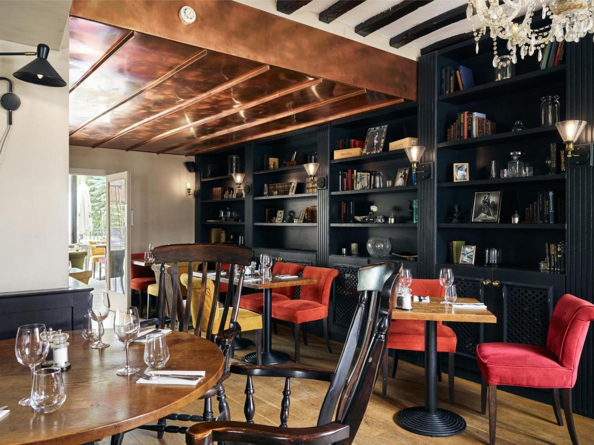 The Talbot Inn Уокинг Экстерьер фото