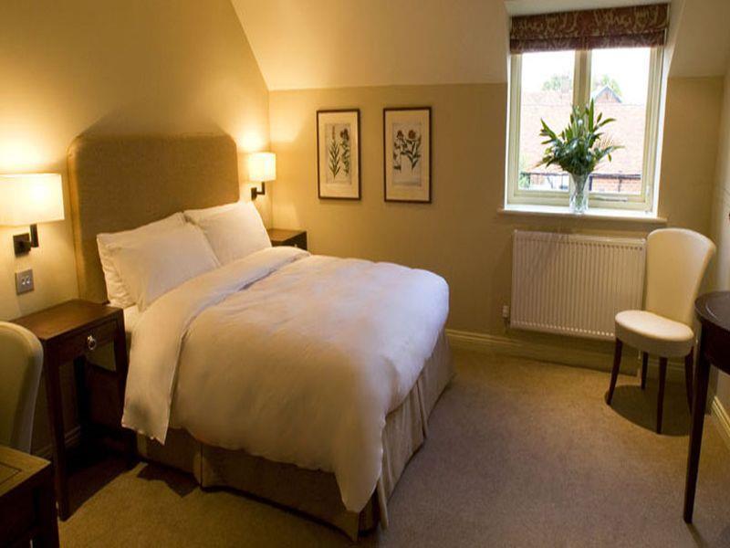 The Talbot Inn Уокинг Экстерьер фото