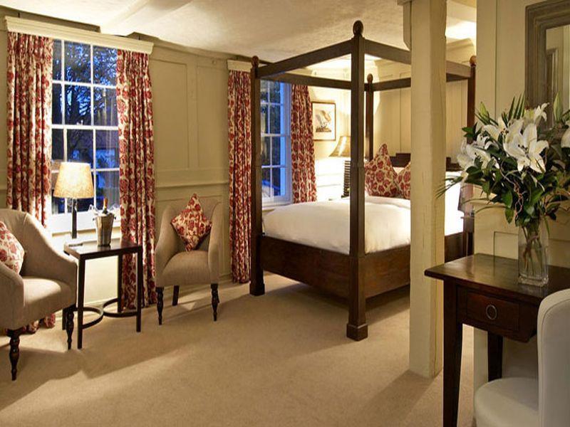 The Talbot Inn Уокинг Экстерьер фото