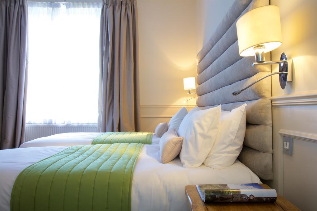 The Talbot Inn Уокинг Экстерьер фото