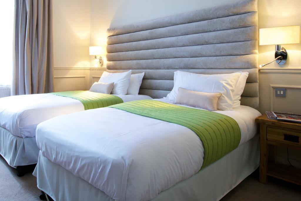 The Talbot Inn Уокинг Экстерьер фото