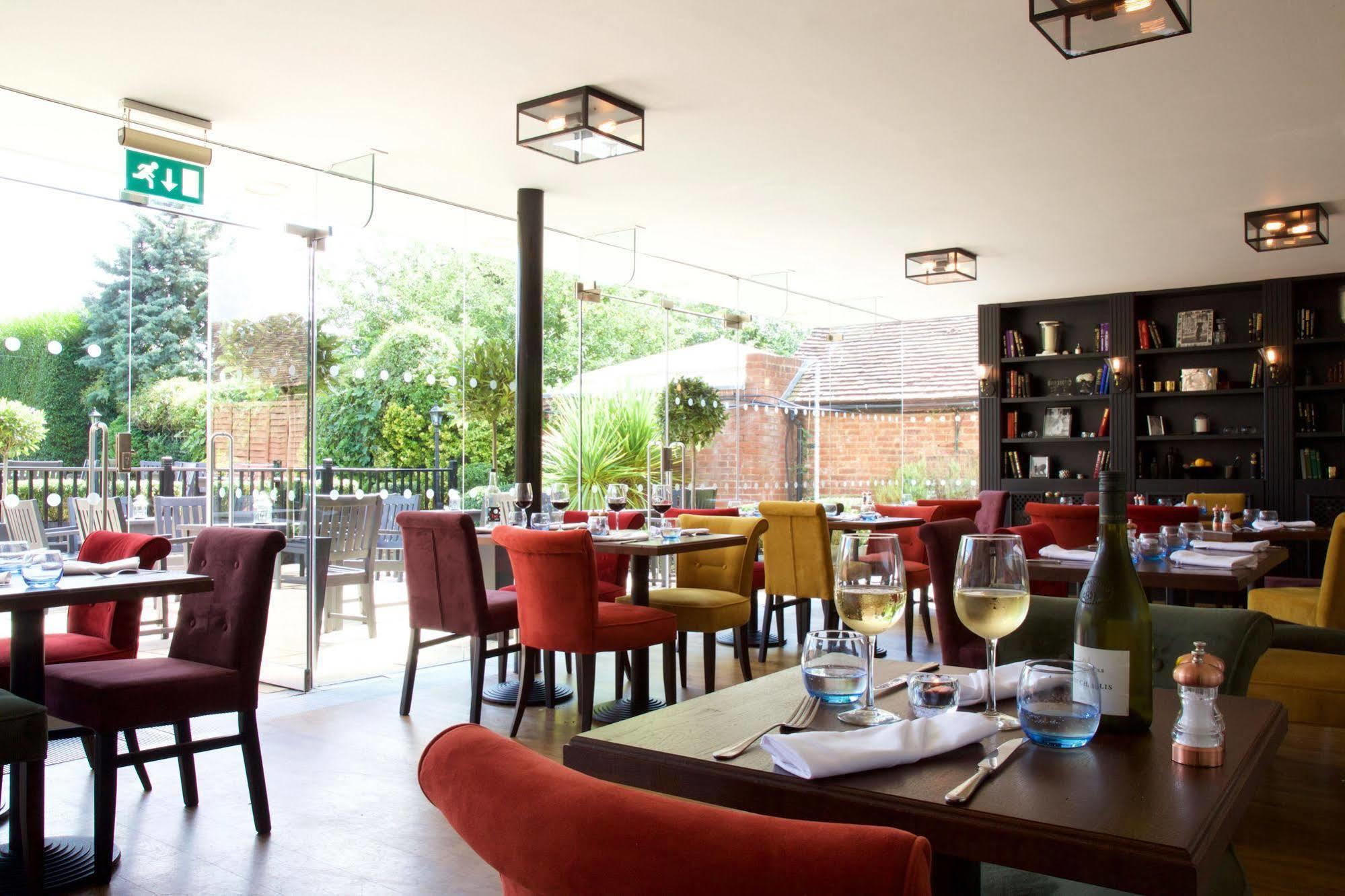 The Talbot Inn Уокинг Экстерьер фото