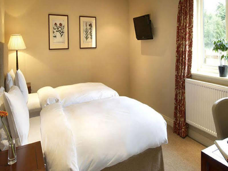 The Talbot Inn Уокинг Экстерьер фото