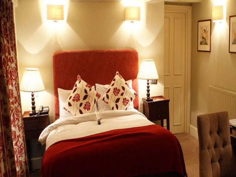 The Talbot Inn Уокинг Экстерьер фото