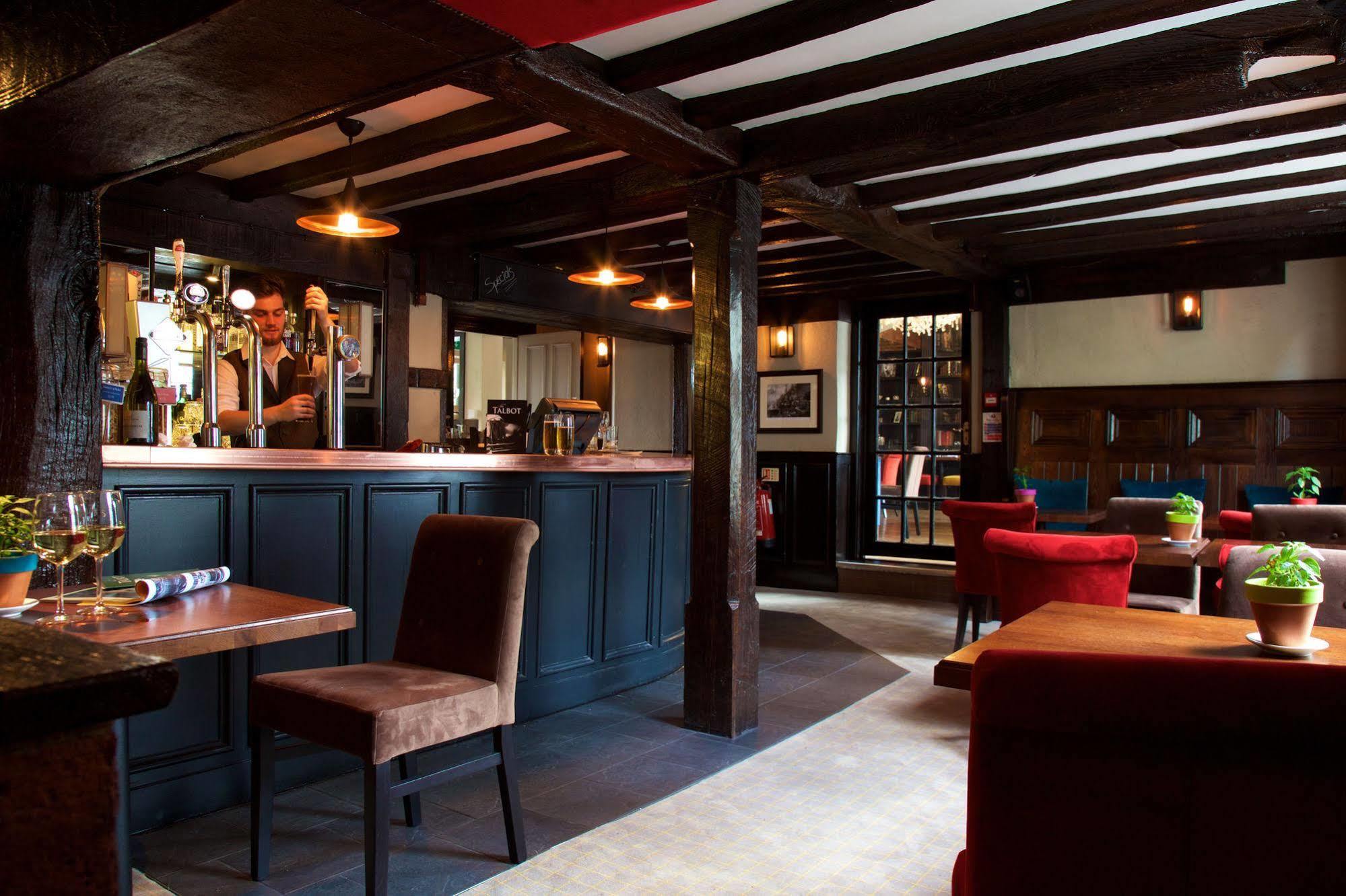 The Talbot Inn Уокинг Экстерьер фото
