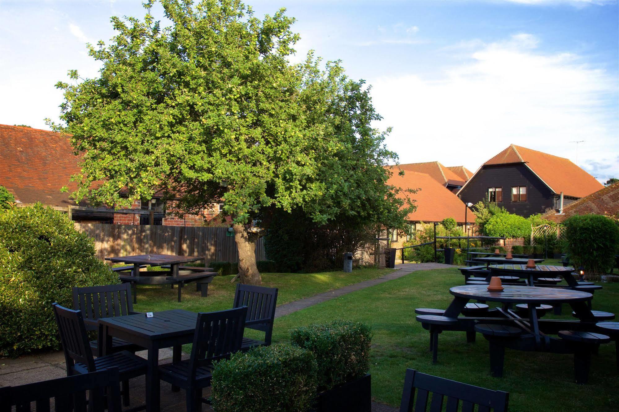 The Talbot Inn Уокинг Экстерьер фото
